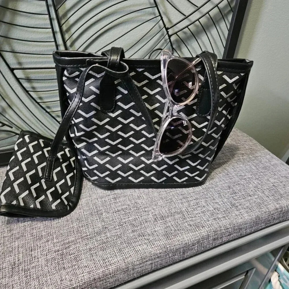 Fashion Black and  Whit Mini Tote Bag with Removable Pouch - Super Cute! - Picture 1 of 12